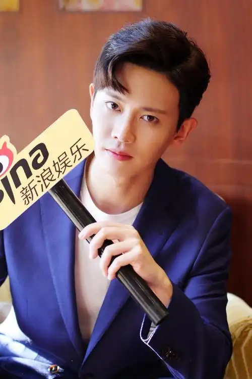 p>任嘉伦,1989年4月11日出生于山东省青岛市,中国内地男演员,歌手.