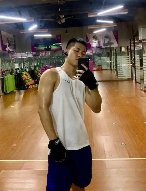 皮肤黝黑的肌肉型男,好养眼