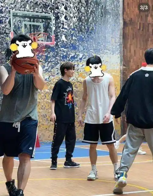 原创网友偶遇黄明昊打篮球穿运动装少年感十足身高却引发热议