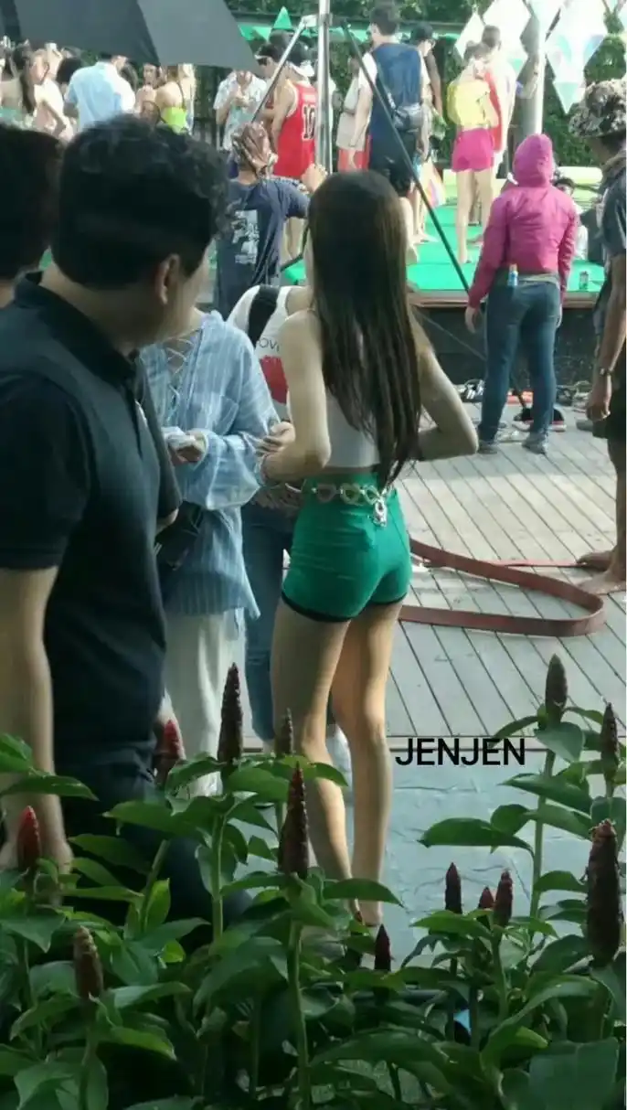 还以为lisa是穿了高跟鞋,但其实她光脚,这个身材比例真的很好