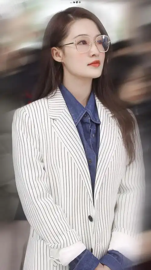 气质型美女李沁,真会穿把西装的美,穿搭的好看又显淑女的气息