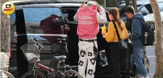 直击罗志祥「坐改装豪车」1动作超醒目!