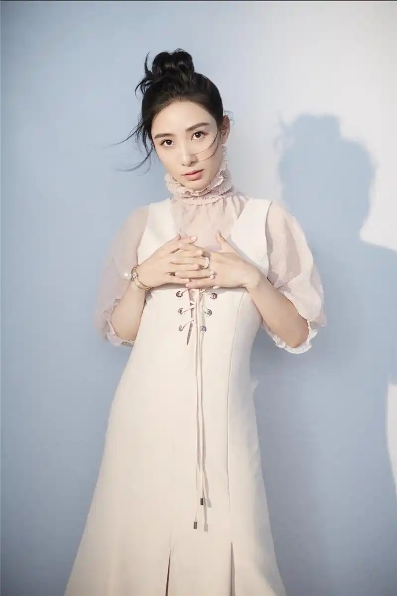 陶昕然复古写真婉约俏丽