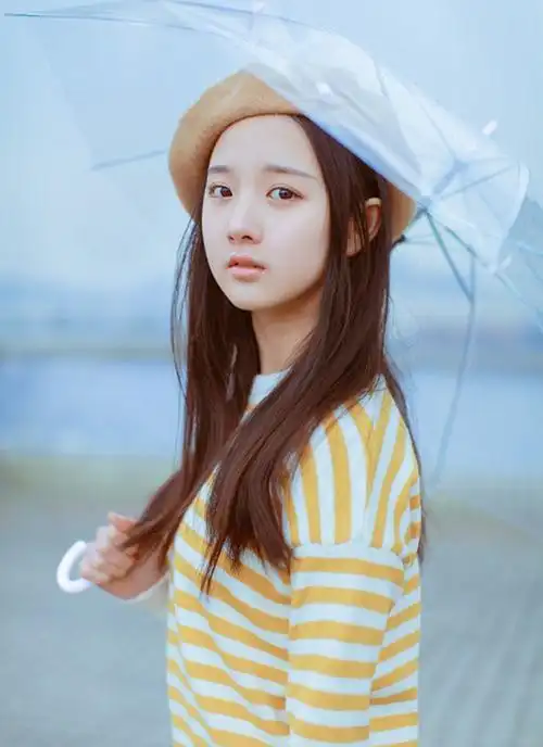 文静长发美女唯美雨中治愈系写真图片