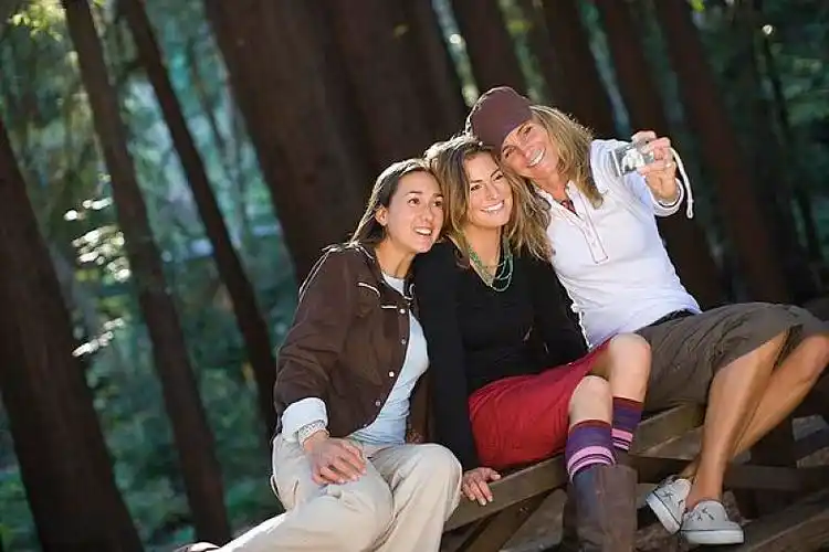 三个女人,照相,户外_高清图片_全景视觉