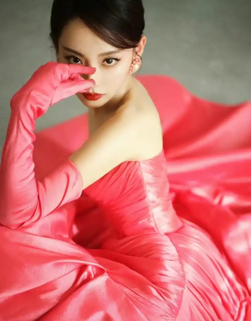 张嘉倪粉红色天鹅绒攻速手套真漂亮,颜值与气质拉满.