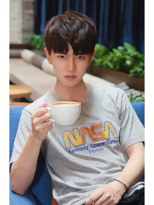 我的少年郎任嘉伦壁纸向分享95