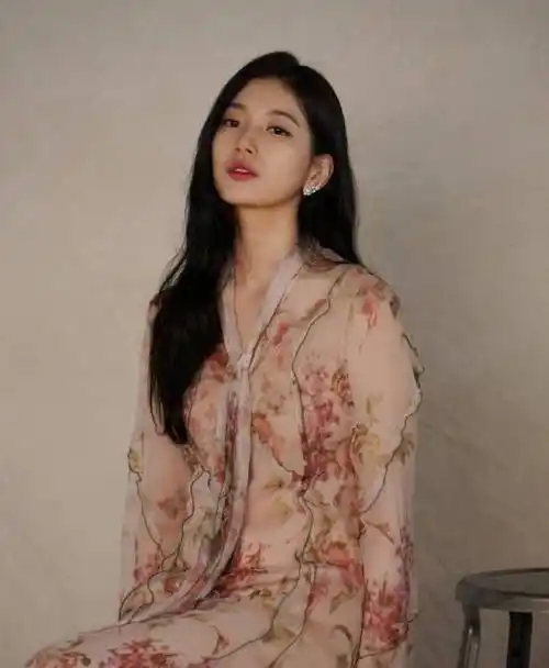 画报一般的清爽穿搭就要学裴秀智!