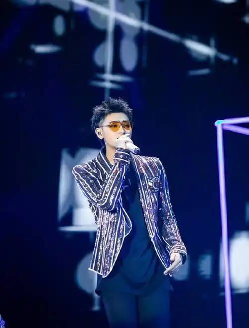 他在奔跑吧!兄弟中担任固定嘉宾,与迪丽热巴炒cp,成功