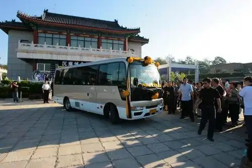 图文罗京追悼会灵车驶进八宝山