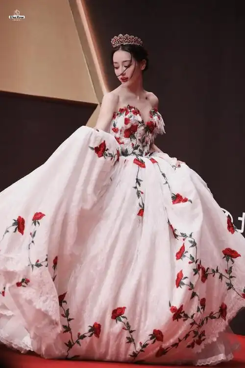 迪丽热巴是玫瑰庄园走出来的公主吧