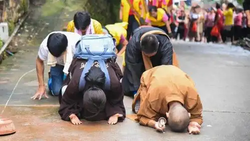 虔诚永春鼎仙岩现壮观的礼佛队伍三步一叩拜