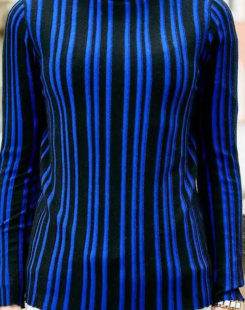 宝蓝色竖条纹半高领纯羊毛衫