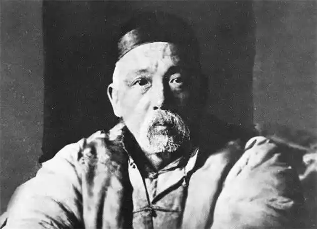 袁世凯不同时期六张"大头照":年轻时目光如炬,穿警服端庄沉稳_照片