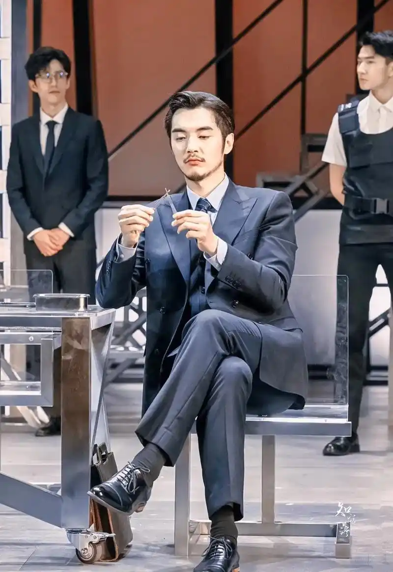 #金世佳 189的身高,优秀的面容,纤细的手,大长腿😍😍 - 抖音