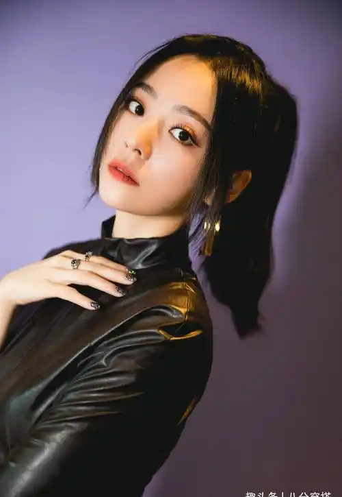 张靓颖是个"有品位"的人,穿黑色皮裙酷炫潇洒,美得桀骜不驯_皮质_面料