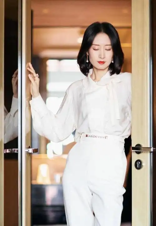 44岁的刘敏涛有着少女般修长的身材衬衫和波点连衣裙展现出美感