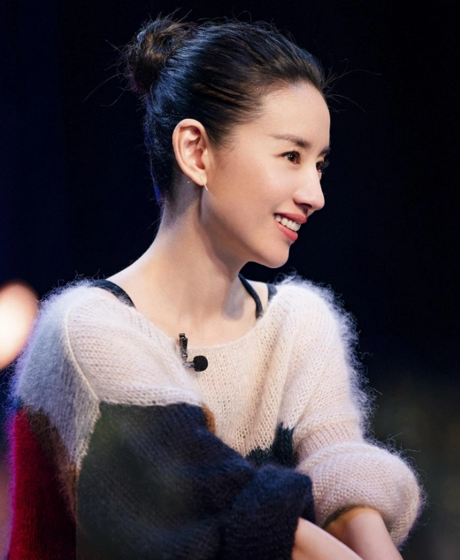 董洁早期出席活动,"短发"造型亮相,清纯气质宛如"冷清秋"!