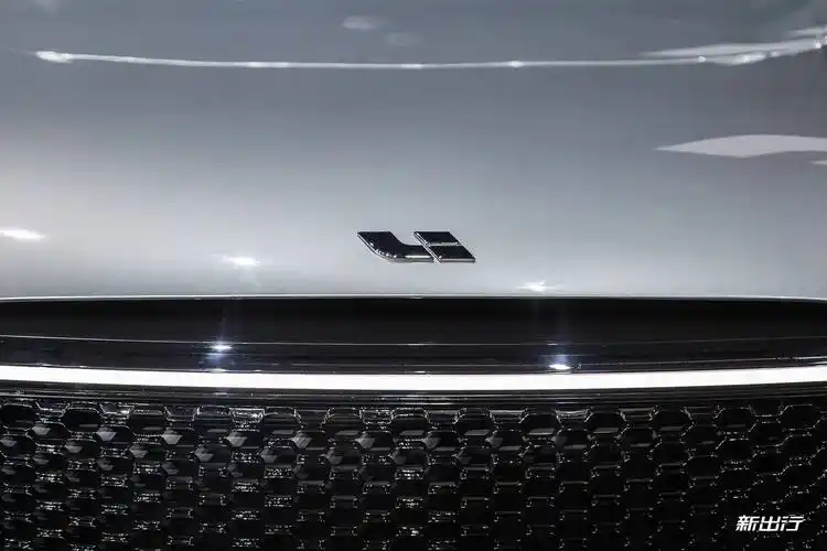 理想智造的车标 li 来源于品牌名首字"理"的拼音,也是创始人李想的姓.