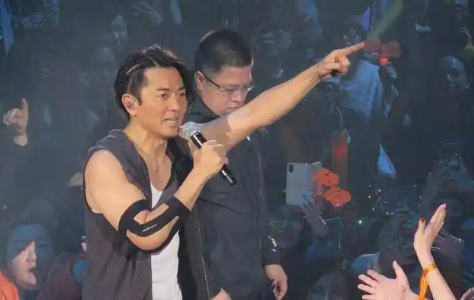 在巅峰时期人气非常高,当时他甚至有盖过四大天王之一的刘德华的势头