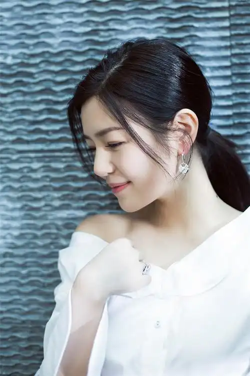 陈妍希白衣短裙出席活动 分享在北京过春节的感受