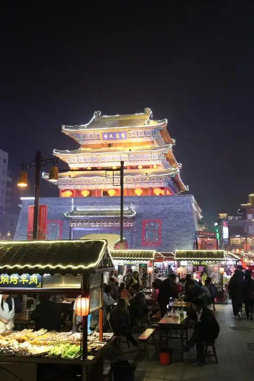 街相比, 体量小, 东西少,  现在新修了一个地标----就是原来鼓楼广场