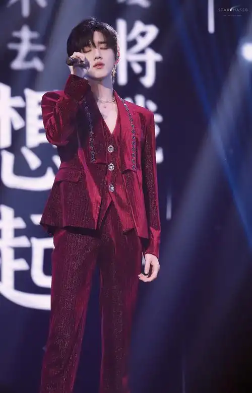 去年今日宋亚轩冷风吹舞台直拍宋亚轩红丝绒西装造型
