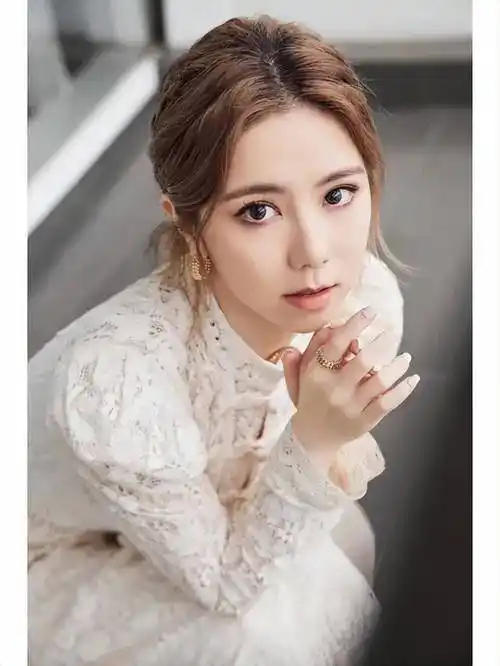 邓紫棋穿婚纱哽咽演唱,疑与前经纪公司有关,男友现身破分手传闻_时候