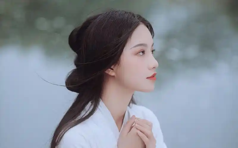 白衣美女唯美古风写真桌面壁纸