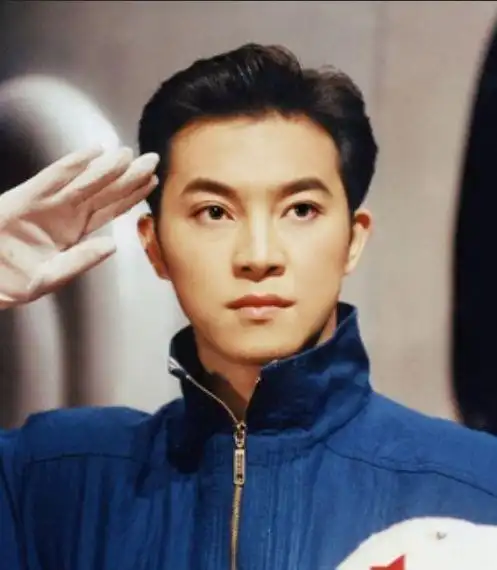 还在为小鲜肉打call?那是你根本不知道,沙溢年轻穿军装时有多帅