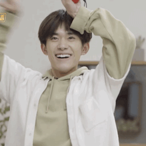 朋友请听好gif动态图片,易烊千玺女团舞搞怪逗动图包