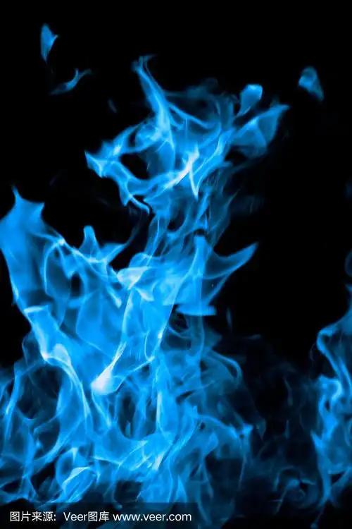 黑色背景上的蓝色火焰