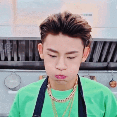 王琳凯撩人动图