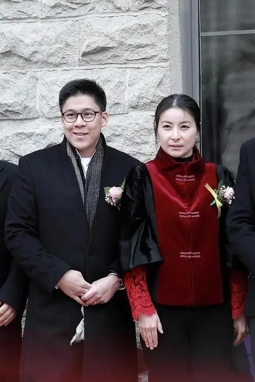 郭晶晶在豪宅为丈夫庆生!