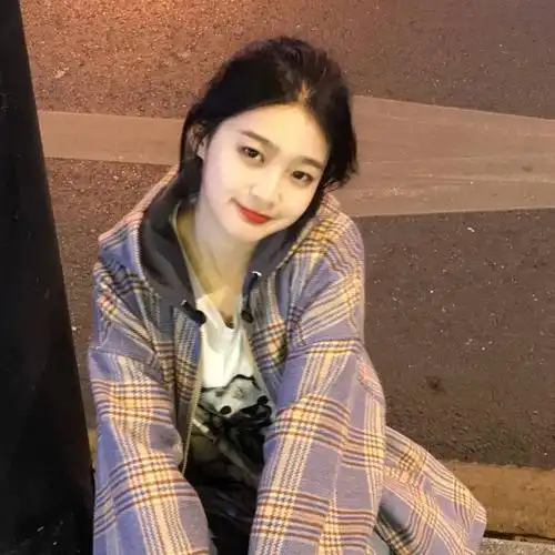 分享几个很适合当头像的ins美女