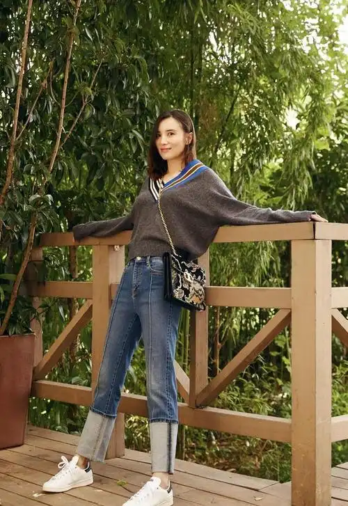 宋佳出席品牌发布会,黑白针织衫配白色短靴,清爽减龄哪像40|长裤|v领|