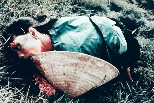 美莱村屠杀惨状,遭美军屠杀的越南妇女