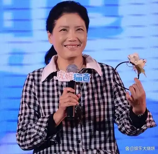 大学放弃学业抛弃铁饭碗如今53岁未婚未孕的她迎来新的人生