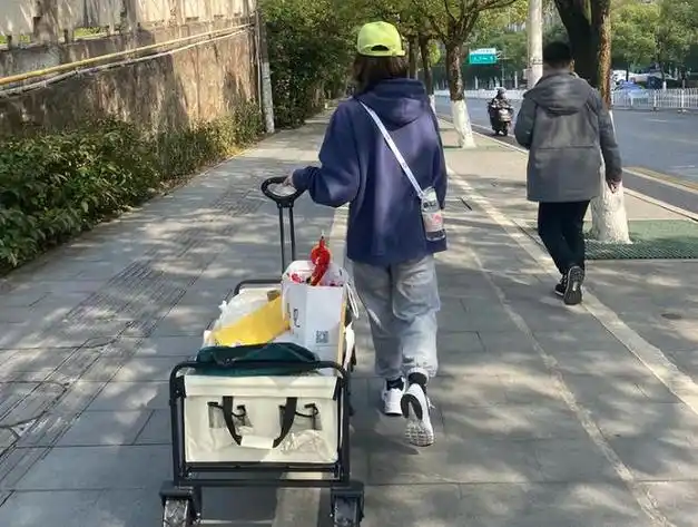 东北女子摆摊卖热奶宝,第一天收入60元,没想到结果是这样的|铺面|小吃