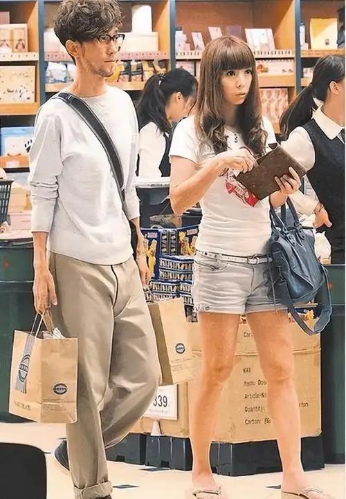 周传雄商演图片,他妻子是空姐,长得很漂亮,说起儿女他满脸骄傲_张信哲