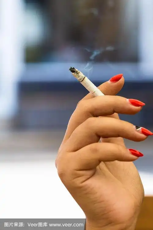 女人手里拿着一根点燃的香烟