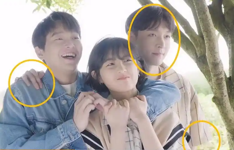 蘑菇屋海报花絮彭彭张子枫勾肩张艺兴的手势尽显真实修养