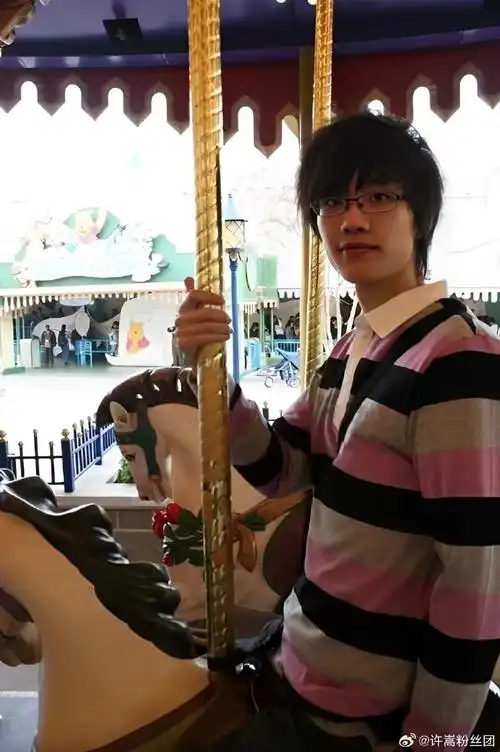 许嵩超话#许嵩呼吸之野演唱会#  许嵩青涩照片修复版