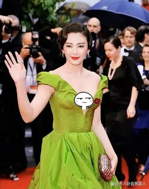 有人说天生大骨架的女明星在上镜的时候会比较吃亏,特别在红毯上容易