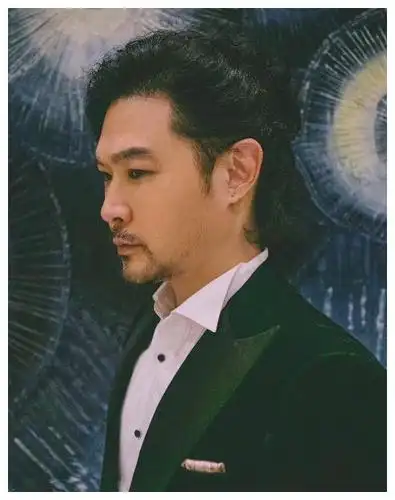 黄维德发福变老太油腻,卷发配眼镜颇有艺术范,满脸胡渣显苍老