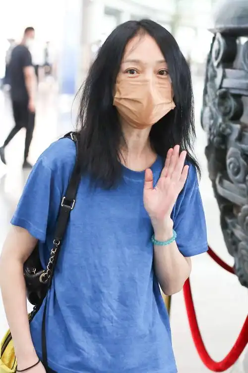 周迅素颜现身长发随性穿搭接地气不掩女神气质