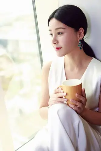 何琳受邀出席亚洲电影节 千万美钻性感闪耀亚洲