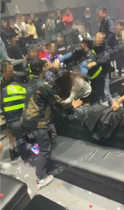 汕尾某地酒吧女孩打架,保安拉都拉不住.