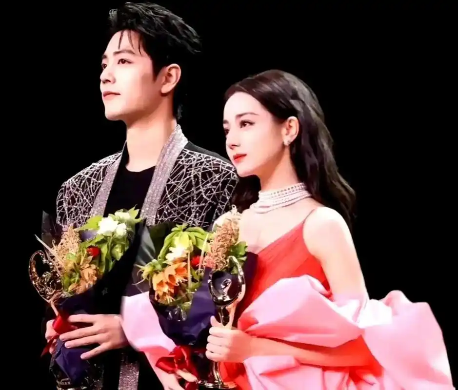 网友们热议迪丽热巴和肖战在微博之夜es高定上的穿搭,认为他们穿着