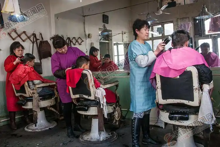 老旧的门窗玻璃上用不干胶红纸贴着理发,烫头字样早已褪色.